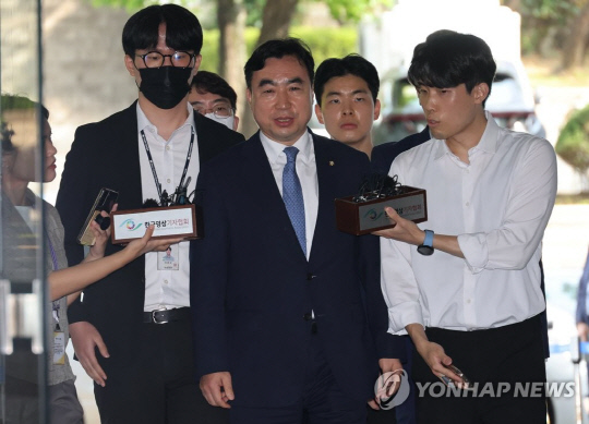 더불어민주당 '전당대회 돈봉투 의혹'의 핵심 피의자인 무소속 윤관석 의원이 지난 4일 구속 전 피의자 심문(영장실질심사)을 받기 위해 서울 서초구 중앙지방법원으로 출석하고 있다. 윤 의원은 구속됐다. 연합뉴스